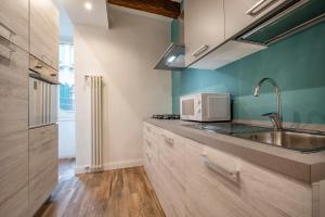 A kitchen or kitchenette at Dorsoduro Suite 1241 by Wonderful Italy