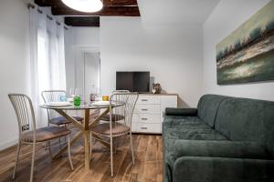 A seating area at Dorsoduro Suite 1241 by Wonderful Italy