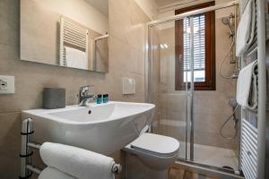 A bathroom at Dorsoduro Suite 1241 by Wonderful Italy