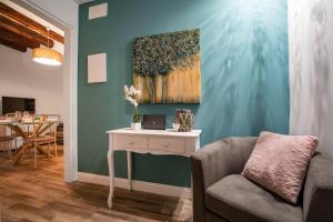 A seating area at Dorsoduro Suite 1241 by Wonderful Italy