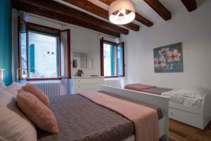 A bed or beds in a room at Dorsoduro Suite 1241 by Wonderful Italy