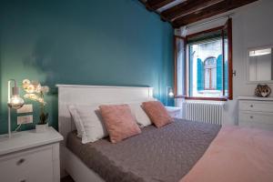 A bed or beds in a room at Dorsoduro Suite 1241 by Wonderful Italy
