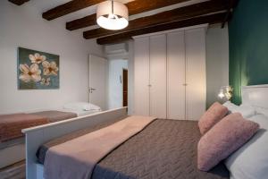 A bed or beds in a room at Dorsoduro Suite 1241 by Wonderful Italy
