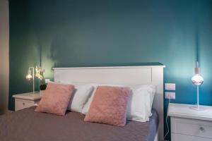 A bed or beds in a room at Dorsoduro Suite 1241 by Wonderful Italy