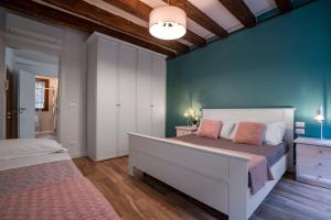 A bed or beds in a room at Dorsoduro Suite 1241 by Wonderful Italy