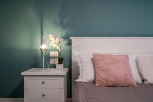 A bed or beds in a room at Dorsoduro Suite 1241 by Wonderful Italy