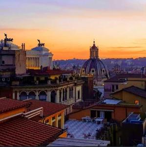 una vista de una ciudad con una puesta de sol en el fondo en Hotel Hiberia, en Roma