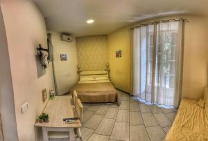 a room with a bed and a table and a window at B&B 248 in Naples
