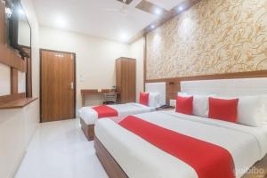 Postel nebo postele na pokoji v ubytování Hotel Durga Elite Mumbai