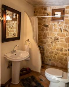 Bathroom sa Traditional Stone Home with view