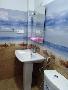 Koupelna v ubytování Near Beach Rest