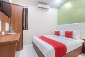 Postel nebo postele na pokoji v ubytování Hotel Durga Elite Mumbai