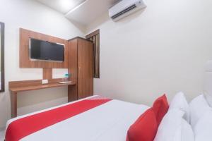 Postel nebo postele na pokoji v ubytování Hotel Durga Elite Mumbai