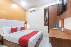 Postel nebo postele na pokoji v ubytování Hotel Durga Elite Mumbai