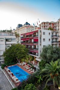 een luchtzicht op een hotel met een zwembad bij Hotel Principe in Sanremo