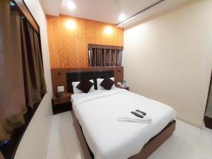 Postel nebo postele na pokoji v ubytování Hotel Durga Elite Mumbai