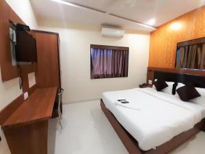 Postel nebo postele na pokoji v ubytování Hotel Durga Elite Mumbai
