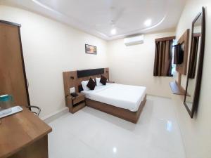 Postel nebo postele na pokoji v ubytování Hotel Durga Elite Mumbai