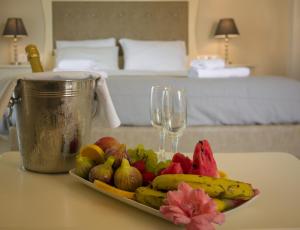 une assiette de fruits sur une table dans une chambre dans l'établissement Hotel Coral Beach, à Roda