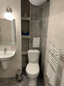 un bagno con un water bianco e un lavandino di Apartment Dubrovnik a Varna Altre 17 foto