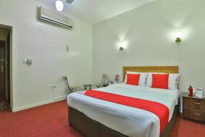 A bed or beds in a room at OYO 350 Al Rabia