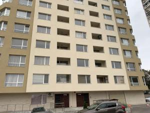 un grande edificio giallo con finestre di Apartment Dubrovnik a Varna