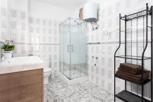 La salle de bains est pourvue d'une douche et d'un lavabo. dans l'établissement Casa Alcala, à Alcalá