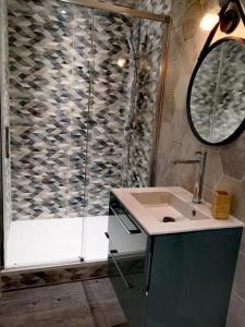 une salle de bain avec un lavabo et une douche dans l'établissement Au cœur du Vieux Port - Le quai bourgeois, à Marseille 19 autres photos