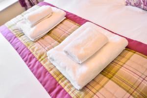 The George Hotel客房内的一张或多张床位