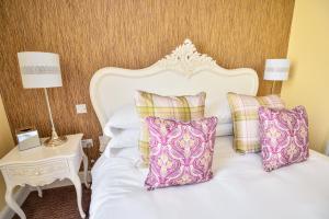 The George Hotel客房内的一张或多张床位