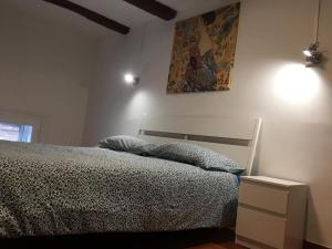 a bedroom with a bed and a painting on the wall at MIDA HOUSE in Naples