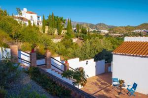 ariale Aussicht auf ein Haus mit einem Zaun in der Unterkunft Los Espejos de Frigiliana in Frigiliana