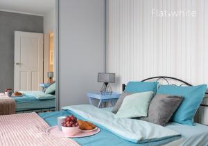 Tempat tidur dalam kamar di Apartamenty Flat White Zamkowa 4-6