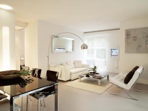uma sala de estar branca com um sofá branco e uma mesa em VISIONAPARTMENTS Bellariastrasse - contactless check-in em Zurique