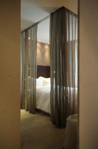 Llit o llits en una habitació de Hidden Hotel