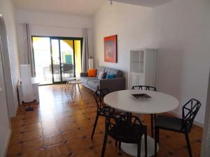 een woonkamer met een tafel en stoelen en een bank bij Costa Antigua in Costa de Antigua