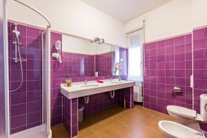 Fioletowa łazienka z umywalką i prysznicem w obiekcie Lia Rooms 4 w mieście La Spezia +28 zdjęć