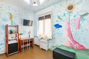 Pokój ze stołem i pokój z muralem syreny w obiekcie Lia Rooms 4 w mieście La Spezia