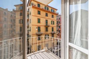 una ventana de un edificio con vistas en Lia Rooms 4 en La Spezia