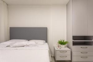 Giường trong phòng chung tại Apartamento NOVO - Beira mar de Intermares +14 ảnh