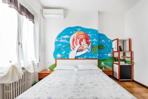 sypialnia z łóżkiem z obrazem syreny w obiekcie Lia Rooms 4 w mieście La Spezia