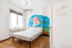 sypialnia z łóżkiem i obrazem na ścianie w obiekcie Lia Rooms 4 w mieście La Spezia