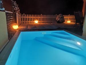 una piscina por la noche con luces azules en Anitas Ferienhaus, en Cochem
