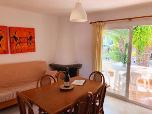 sala de estar con mesa y sofá en Apartaments Ocean Canada, en Platja d'Aro