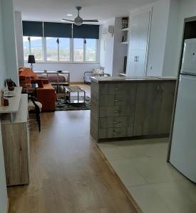 een grote woonkamer met een keuken en een woonkamer bij Sunny Beach in Málaga