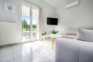 a living room with a couch and a table at Villa Cacasa in Khoumérion