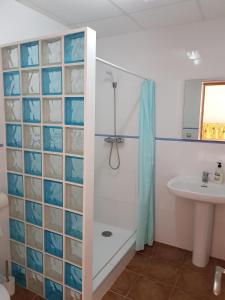 A bathroom at CAN CALLAU