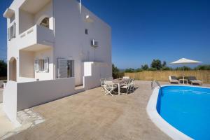 The swimming pool at or close to Villa Cacasa