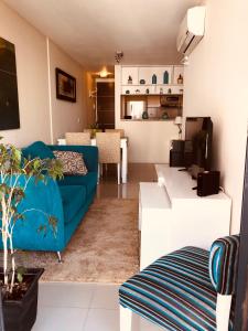 sala de estar con sofá azul y mesa en Departamento boutique en nueva cordoba en Córdoba