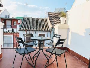 d'une terrasse avec une table et des chaises sur un balcon. dans l'établissement Casa Ribera Lucano Centro Historico, à Cordoue